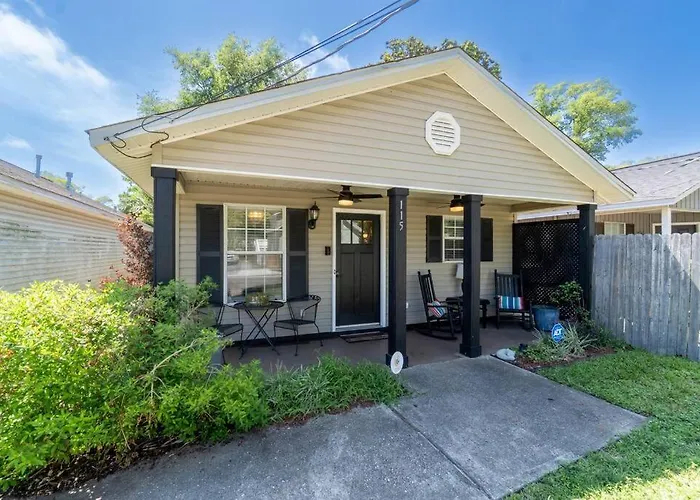 Foxden, Walk To Downtown Festivals And Events! Holiday home