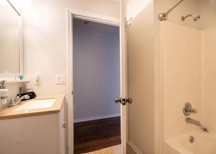 Foxden, Walk To Downtown Festivals And Events! Holiday home