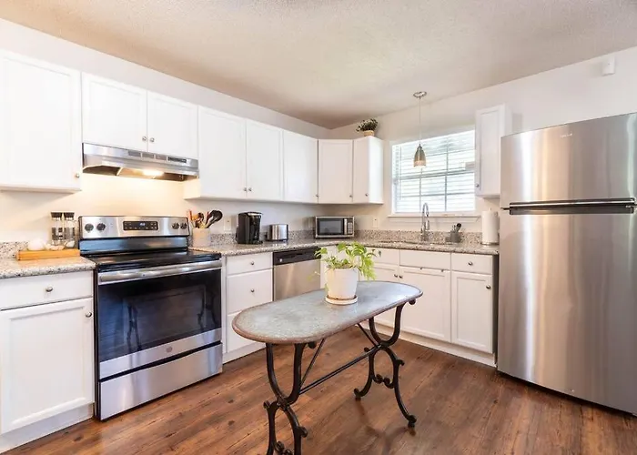 Foxden, Walk To Downtown Festivals And Events! Holiday home Pensacola