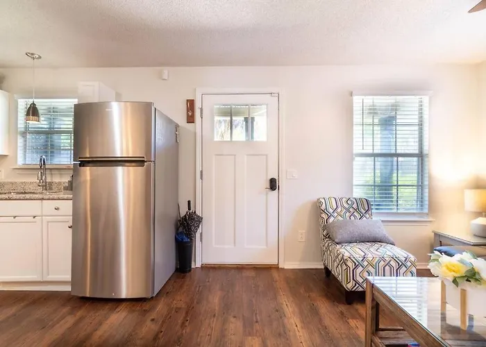 Foxden, Walk To Downtown Festivals And Events! Holiday home *