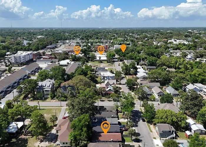 Foxden, Walk To Downtown Festivals And Events! Holiday home Pensacola
