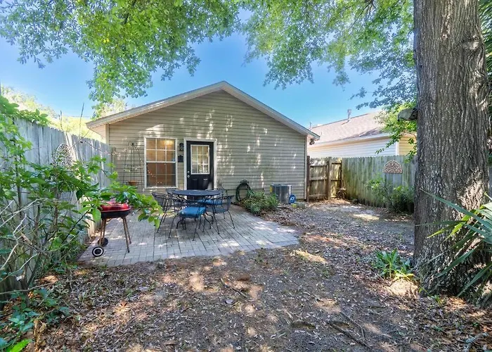 Foxden, Walk To Downtown Festivals And Events! Holiday home *